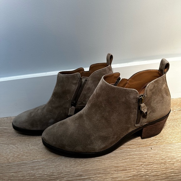 Size 9 vionic booties. Great condition - Picture 5 of 5